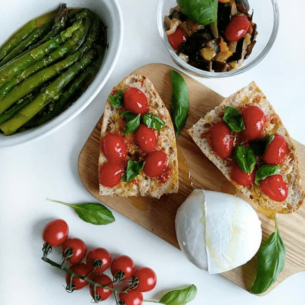 bottiglia olio 0,75 litri con pane e pomodoro antipasto con olio extravergine della bottiglia olio da 750ml