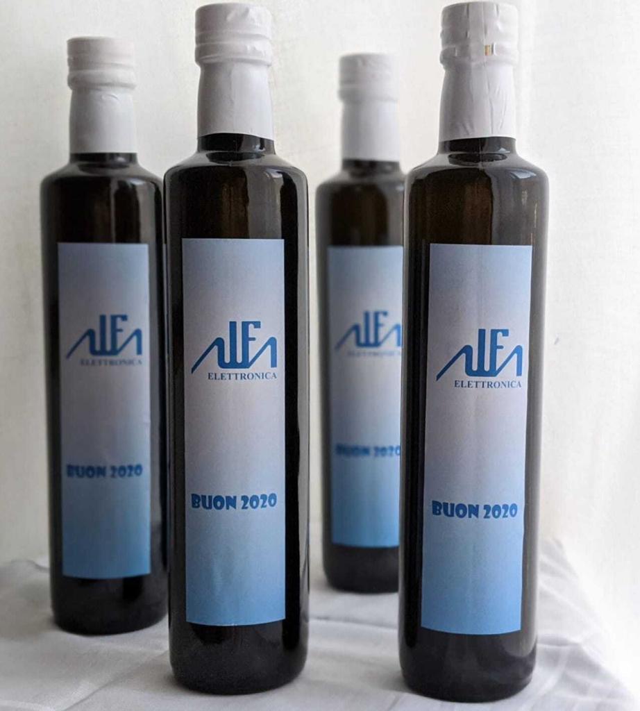 bottiglie di olio pugliese con etichette personalizzate per regali aziendali